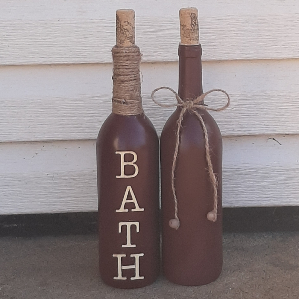 Decorative wine bottle set